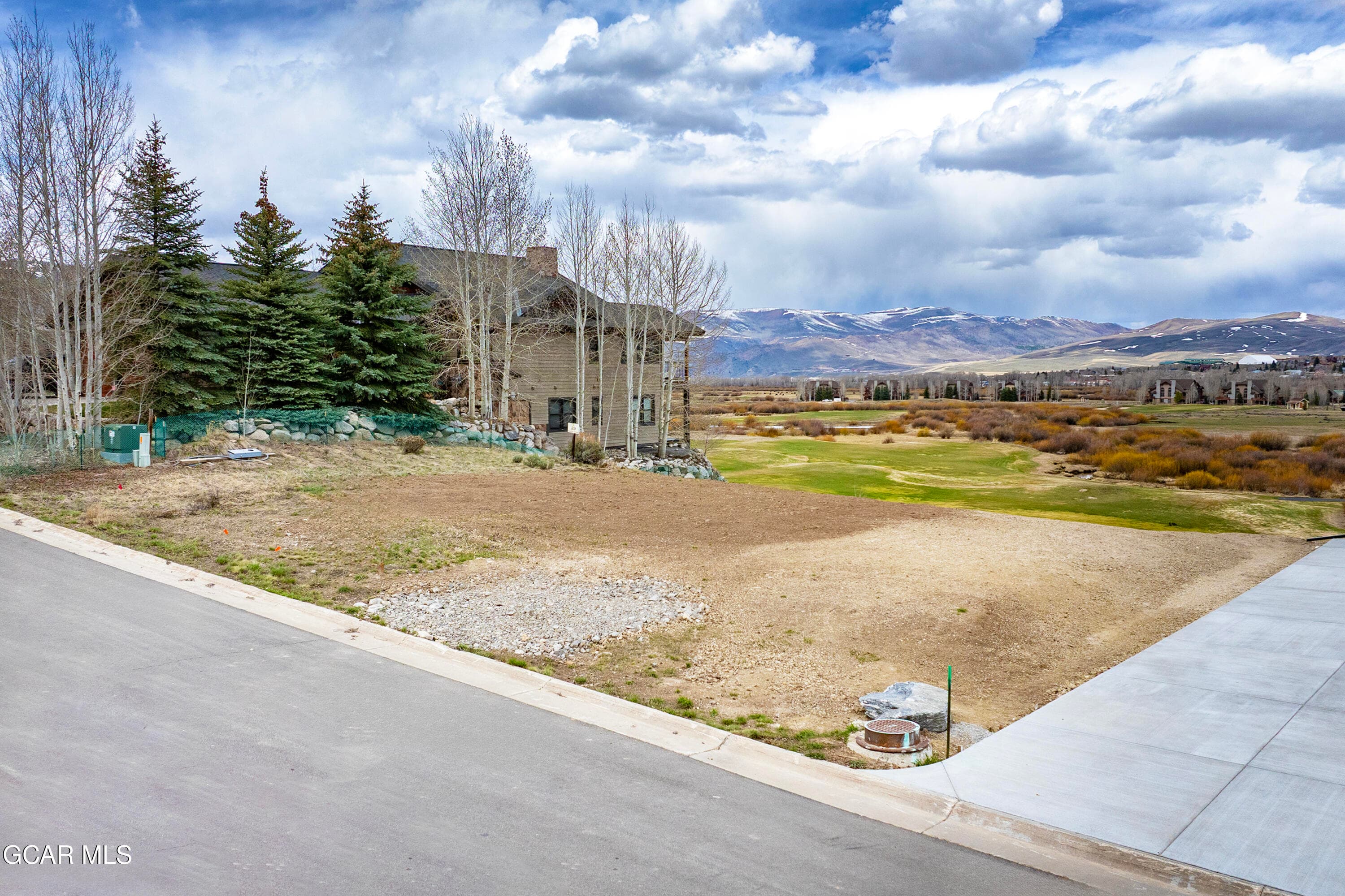 844 Saddle Ridge Cir pic 1