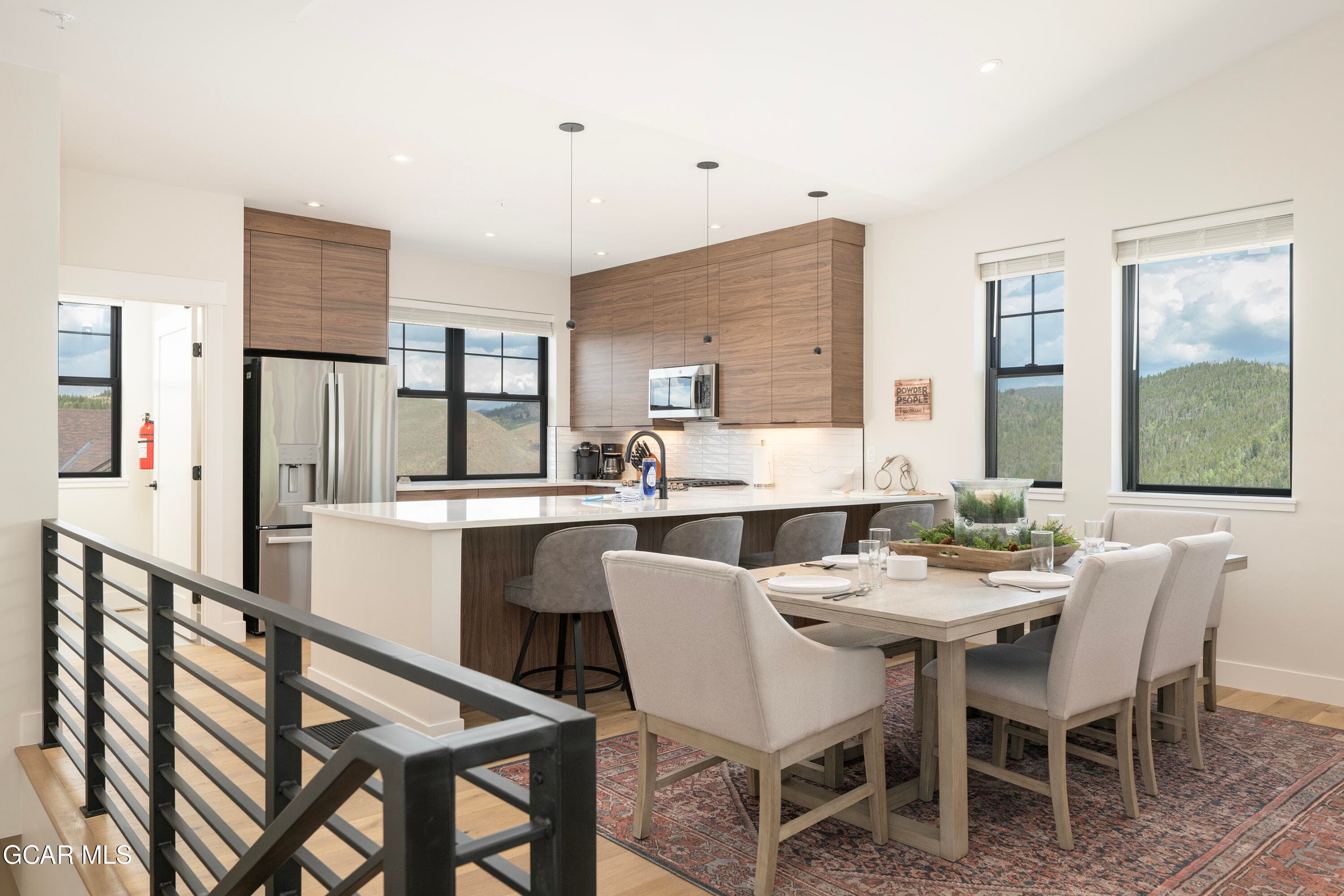 Dining to kitchen