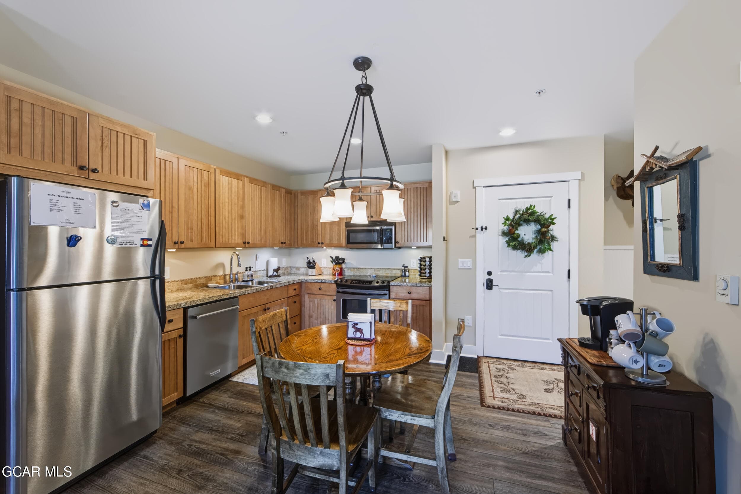 Kitchen & Dining